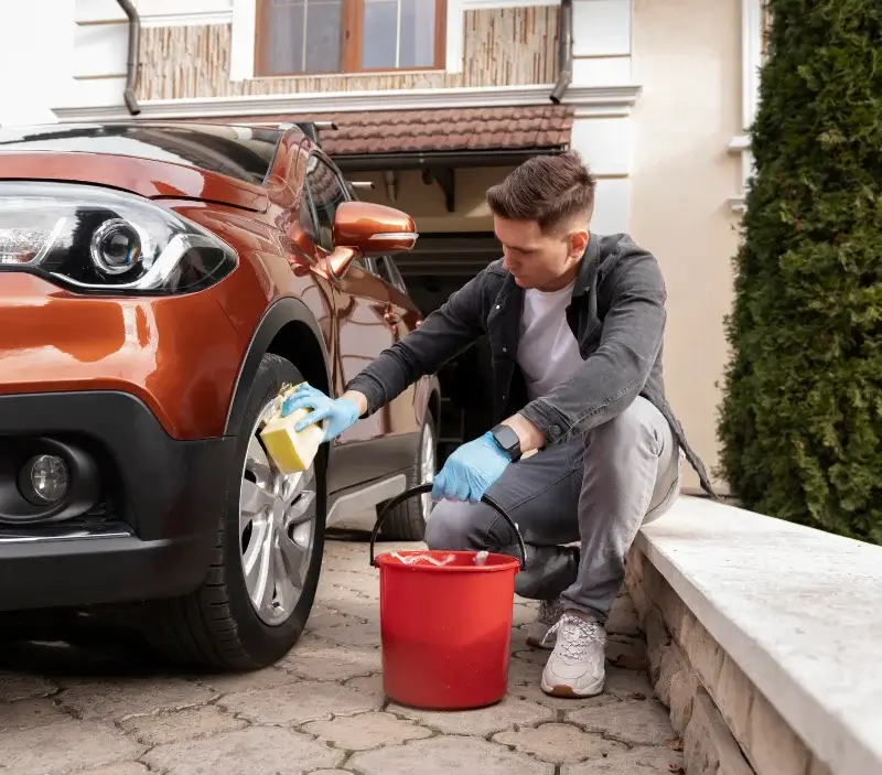 Lavage auto à domicile Commana : professionnel intervenant sur un véhicule